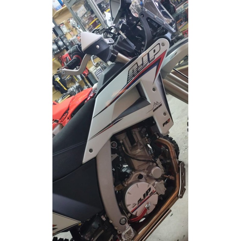Adhesivo protector completo tapa AJP PR7